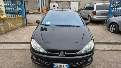 Usata Peugeot 206 CC 109 CV (80 kW) 2005 Nero Cabrio