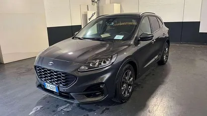 Grigio Usata 2024 Ford Kuga ST-Line SUV | 26.490 € (Buon prezzo)
