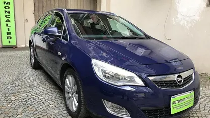 Usata 2011 Opel Astra Tre volumi | 1999 € (Super prezzo)