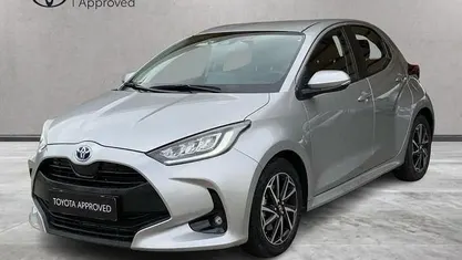 Begagnad Toyota Yaris Hybrid Trend 116 HK (85 kW) 2022 Grå Sedan
