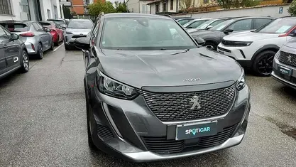 Grigio Usata 2023 Peugeot 2008 Allure SUV | 16.950 € (Buon prezzo)