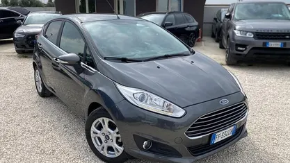 Usata Ford Fiesta Titanium 101 CV (74 kW) 2016 Gray Berlina