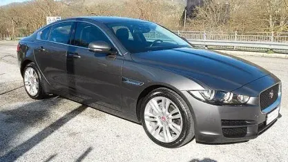Usata Jaguar XE 180 CV (132 kW) 2015 Grigio Berlina
