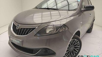 Usado Lancia Ypsilon S 70 HP (51 kW) 2024 Cinzento Citadino