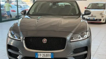 Usata Jaguar F-Pace Prestige 180 CV (132 kW) 2018 Grigio SUV
