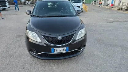 Usata Lancia Ypsilon Gold 69 CV (50 kW) 2017 Nero Utilitaria
