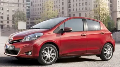 Usata Toyota Yaris Lounge 101 CV (74 kW) 2014 Bianco Utilitaria