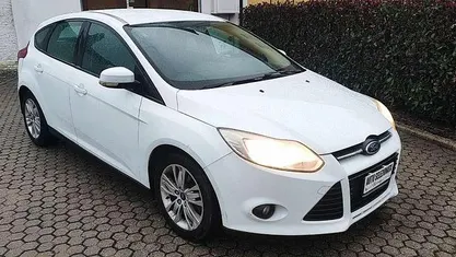 Bianco Usata 2012 Ford Focus Tre volumi | 4999 € (Ottimo prezzo)