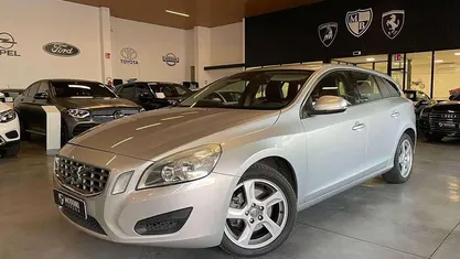 Argento Usata 2011 Volvo V60 Momentum Station wagon | 4900 € (Ottimo prezzo)