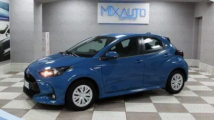 Usata Toyota Yaris Hybrid Active 92 CV (67 kW) 2021 Bluazzurro Berlina