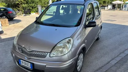 Usata Toyota Yaris Verso Luna 84 CV (61 kW) 2003 Argento Monovolume