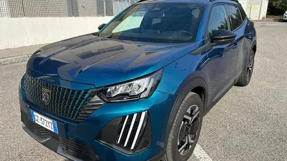 Usata Peugeot 2008 Allure 131 CV (96 kW) 2025 Blu SUV