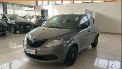 Usata Lancia Ypsilon Silver 71 CV (52 kW) 2020 Grigio Utilitaria