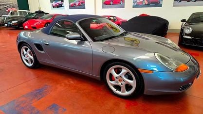 Begagnad Porsche Boxster 252 HK (185 kW) 2002 Grå Cab