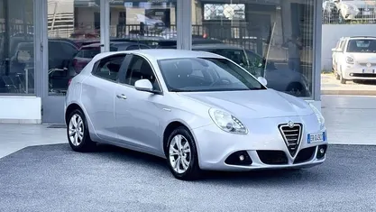 Argento Usata 2013 Alfa Romeo Giulietta Tre volumi | 7300 € (Ottimo prezzo)
