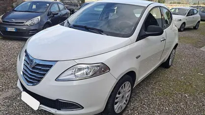 Usata Lancia Ypsilon Gold 69 CV (50 kW) 2012 Bianco Utilitaria