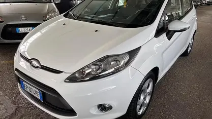 Usata Ford Fiesta Titanium 71 CV (52 kW) 2012 Bianco Berlina