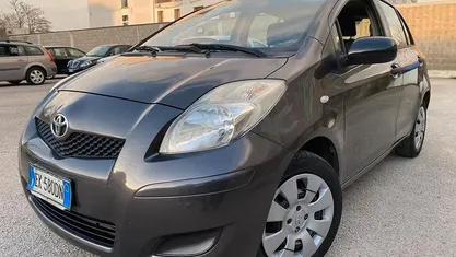 Usata Toyota Yaris 69 CV (50 kW) 2011 Grigio Utilitaria