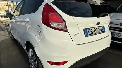 Usata Ford Fiesta 75 CV (55 kW) 2013 Bianco Berlina