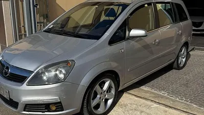 Usata Opel Zafira 120 CV (88 kW) 2007 Gray Monovolume