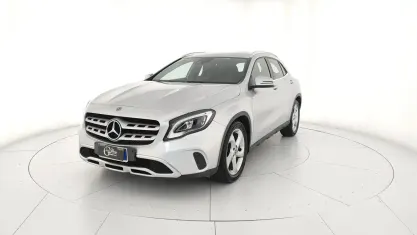 Usata Mercedes GLA180 122 CV (89 kW) 2019 Argento SUV