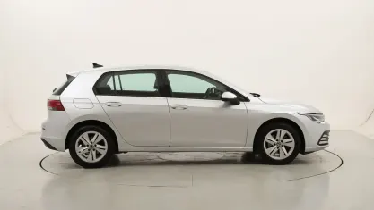 Usata VW Golf VIII Life 110 CV (80 kW) 2021 Argentoargento Berlina