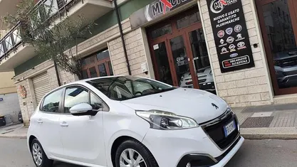 Bianco Usata 2016 Peugeot 208 Active Due volumi | 6990 € (Buon prezzo)