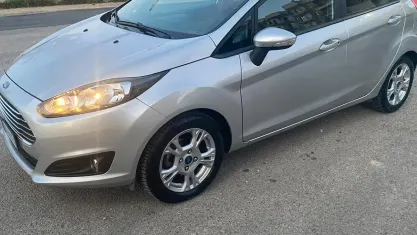 Usata Ford Fiesta 95 CV (69 kW) 2014 Grigio Utilitaria