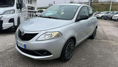 Usata Lancia Ypsilon Gold 69 CV (50 kW) 2018 Grigio Utilitaria