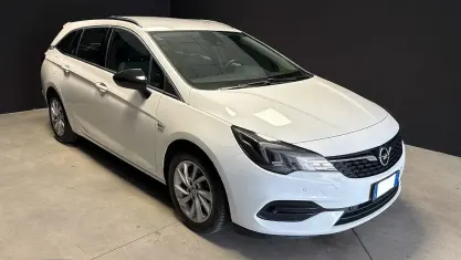 Usata Opel Astra 105 CV (77 kW) 2022 Bianco pastello Utilitaria