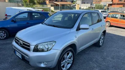 Usata Toyota RAV4 Luxury 177 CV (130 kW) 2008 Argento SUV
