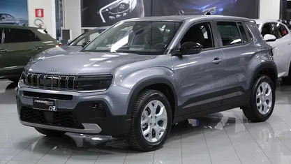 Ny Jeep Avenger Altitude 101 HK (74 kW) 2025 Grå SUV