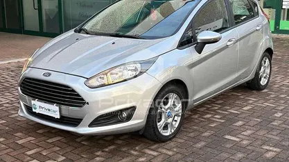 Usata Ford Fiesta 75 CV (55 kW) 2015 Bianco Utilitaria