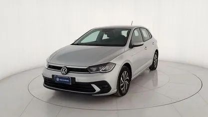 Grigio metallizzato Usata 2023 VW Polo Life Tre volumi | 16.200 € (Buon prezzo)