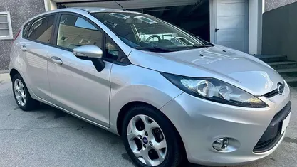 Argento Usata 2012 Ford Fiesta Titanium Tre volumi | 3900 € (Buon prezzo)