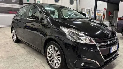 Nero Usata 2018 Peugeot 208 Allure Due volumi | 8990 € (Buon prezzo)