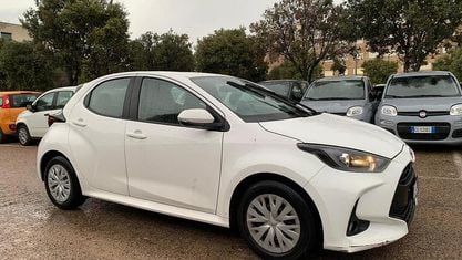 Usado Toyota Yaris Trend 72 HP (52 kW) 2023 Branco Citadino