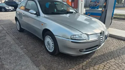 Usata Alfa Romeo 147 120 CV (88 kW) 2001 Argento Utilitaria
