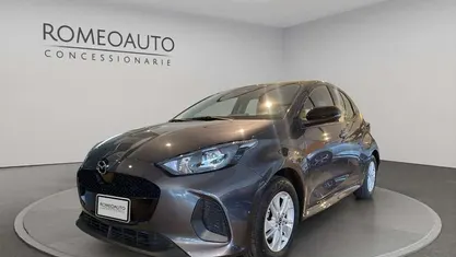 Lead grey metallizzato Nuova 2025 Mazda 2 Center-Line Tre volumi | 21.200 € (Buon prezzo)