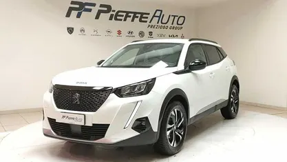 Usata Peugeot 2008 Allure 101 CV (74 kW) 2021 Bianco banchisa SUV
