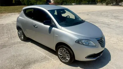 Usata Lancia Ypsilon 80 CV (58 kW) 2014 Grigio Utilitaria