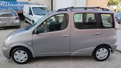 Usata Toyota Yaris Verso 84 CV (61 kW) 2003 Argento Monovolume