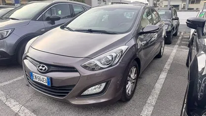 Usata Hyundai i30 110 CV (80 kW) 2012 Gray Berlina