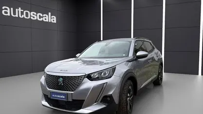 Usata Peugeot e-2008 Allure 100 kW (136 CV) 2021 Grigio artense met. SUV