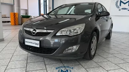 Usata Opel Astra Cosmo 140 CV (102 kW) 2011 Grigio Berlina