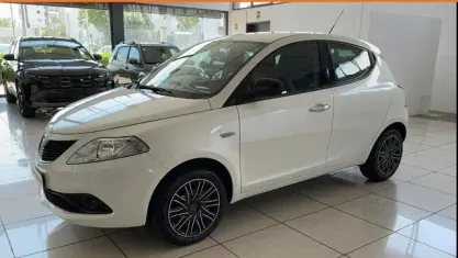 Usata Lancia Ypsilon Gold 70 CV (51 kW) 2019 Bianco Utilitaria