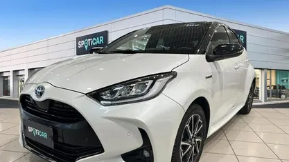 Bianco Usata 2021 Toyota Yaris Hybrid Style Tre volumi | 17.200 € (Buon prezzo)
