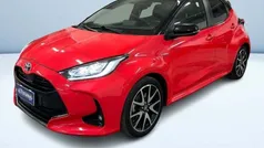 Rosso metallizzato Usata 2021 Toyota Yaris Hybrid Tre volumi | 17.300 € (Buon prezzo)