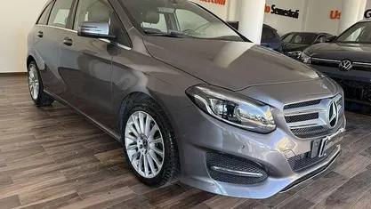 Grigio scuro Usata 2016 Mercedes B180 Monovolume | 10.790 € (Buon prezzo)