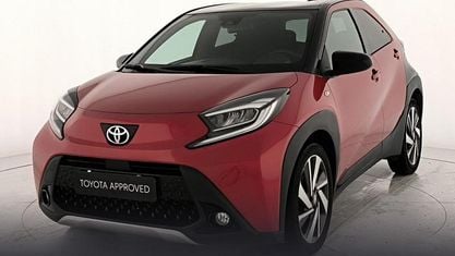 Usata Toyota Aygo X Lounge 72 CV (52 kW) 2022 Chili red & black met SUV